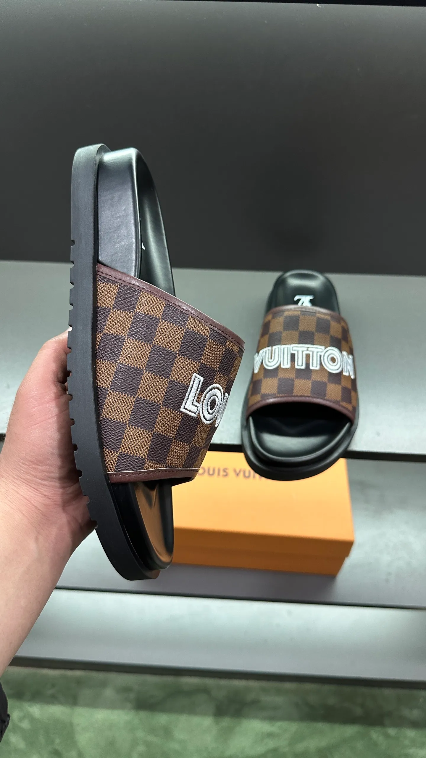 [L Home] P: 300💰Size: 38-45 Top purchasing lv men's summer slippers, classic presbyopia with soft real leather lining, unique color splicing effect, distinctive personality, fashionable and trendy essential style, light and comfortable. Lightweight and tough rubber insole, micro ridged foam outsole, super comfortable!